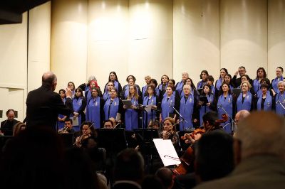 La Orquesta Sinfónica Nacional de Chile y el Coro Sinfónico de la U. de Chile entregaron su rendición del Requiem de Mozart, una de las obras corales de la música clásica más reconocidas en el mundo.